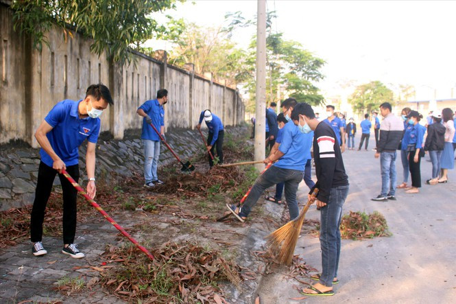 Hàng trăm ÐVTN Ðà Nẵng ra quân Ngày Chủ nhật xanh, dọn dẹp vệ sinh khu dân cư, các điểm nóng về rác thải. Ảnh: Giang Thanh.