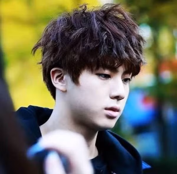 Đây chính là chân dung Jin (BTS) phiên bản vừa mới ngủ dậy. Tuy tóc còn chưa kịp chải nhưng nhìn Jin vẫn rất dễ thương.