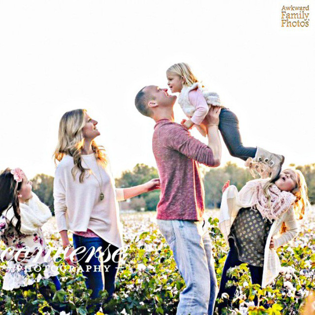 Khoảnh khắc vui vẻ với 4 người nhưng 1 người thì không...