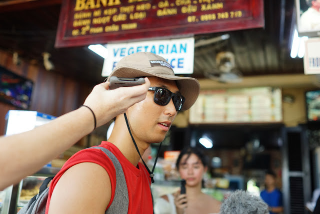 Pierre Liu nhờ trợ lý kỹ thuật số Google Assistant để mua bánh mì Phượng