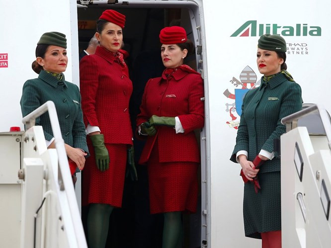 Đồng phục của các nữ tiếp viên hàng không thuộc hãng Alitalia.