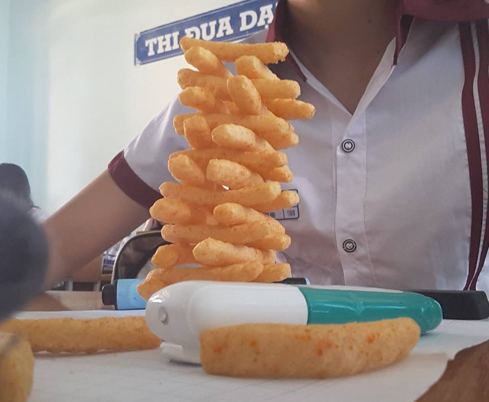 Không có bút, xếp tháp từ snack cũng thú vị không kém. (Ảnh: FB: Angela Ny)