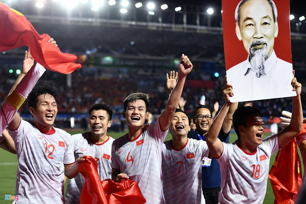 Các cầu thủ cảm ơn khán giả, những người đã hết mình vì màu cờ sắc áo, không quản ngại xa xôi bay từ quê nhà sang Philippines để chứng kiến tận mắt giây phút vinh quang.