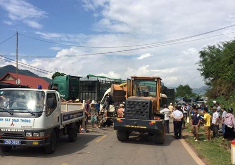 Vụ tai nạn khiến giao thông ùn tắc theo cả 2 chiều. ẢNH; QUỲNH NGA.