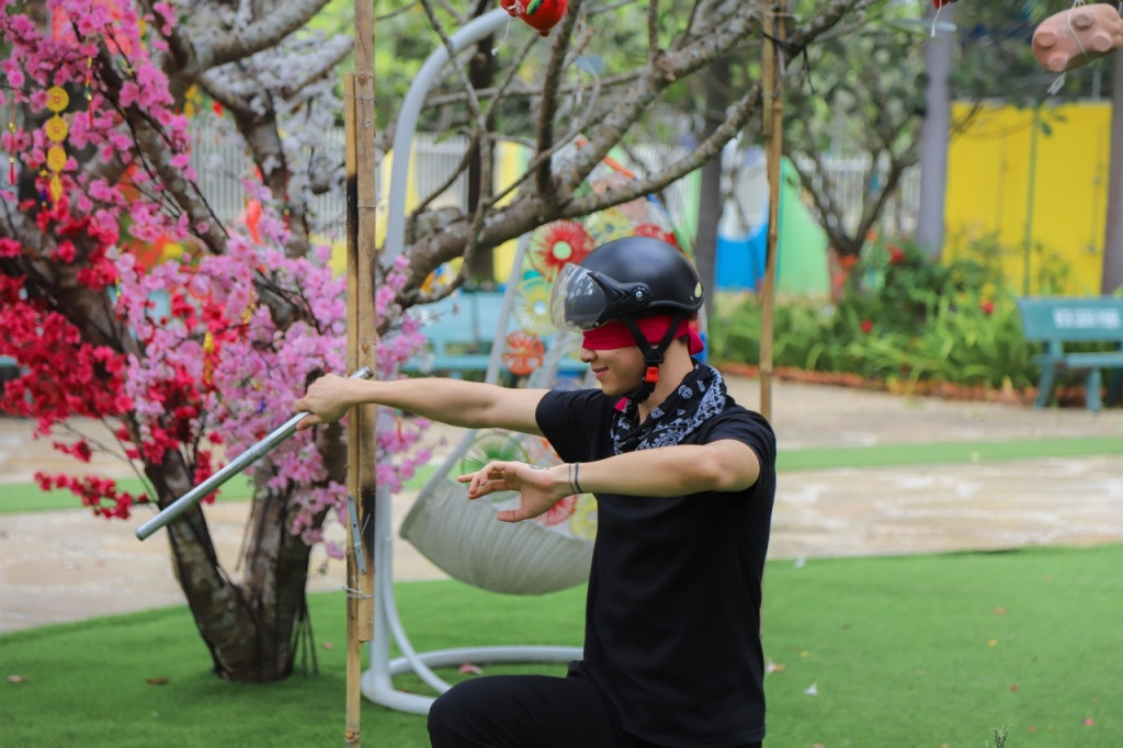 Cứ mỗi lần vung tay đập vỡ một chú heo, Anh Tú lại xoay người tạo dáng khiến mọi người thích thú.