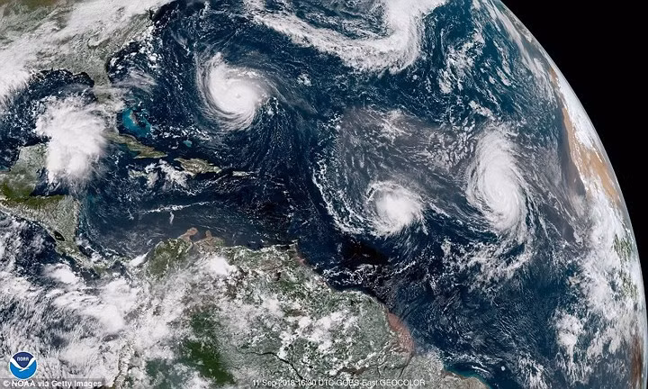 Hình ảnh vệ tinh về bộ 3 bão đang phát triển trên Đại Tây Dương (từ trái sang phải): Florence, Issac, Helene.