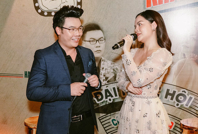 Nữ ca sĩ có dịp tái ngộ cùng người bạn thân lâu năm - Hamlet Trương trong không gian âm nhạc của quán cà phê theo phong cách xưa cũ.