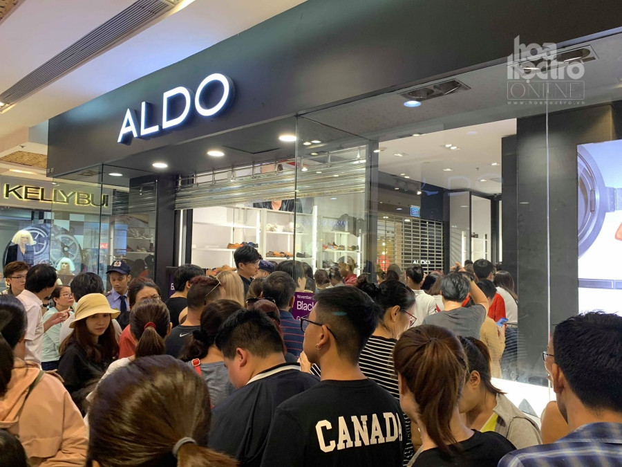 Hàng trăm người xếp hàng kín đặc trước cửa các gian hàng của TTTM.