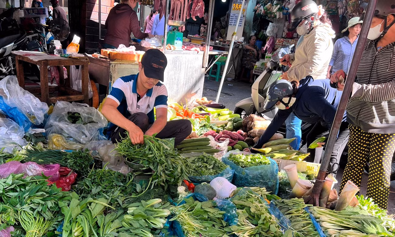 Bà nội trợ 'dễ thở hơn' khi thực phẩm thiết yếu ở TPHCM giảm giá hàng loạt 