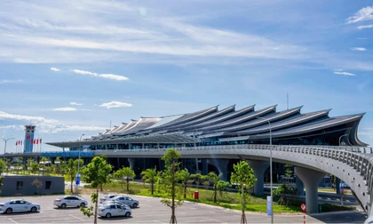 Đi vệ sinh ở sân bay Phú Bài, khách nữ rơi lắc vàng 5 chỉ 