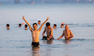 Nhiều người tắm biển Bãi Cháy bất chấp bão Ragasa sắp đổ bộ