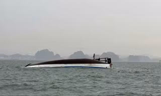 Vụ lật tàu ở vịnh Hạ Long: Người đàn ông bám thanh gỗ để giữ mạng sống
