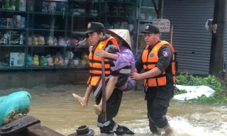 Trên 200 chiến sĩ Trung đoàn CSCĐ Đông Bắc vào rốn lũ giúp dân