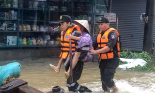 Trên 200 chiến sĩ Trung đoàn CSCĐ Đông Bắc vào rốn lũ giúp dân