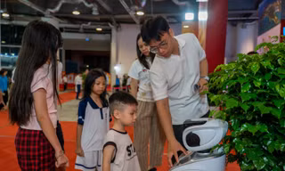 Quảng Ninh đưa AI, robot công nghệ giới thiệu thành tựu kinh tế 5 năm