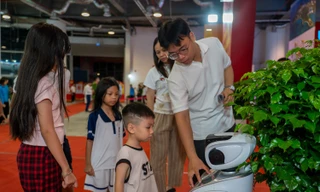 Quảng Ninh đưa AI, robot công nghệ giới thiệu thành tựu kinh tế 5 năm