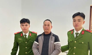 Đối tượng Đoàn Văn Sáng (áo xám) tại Cơ quan Công an.