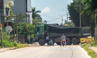Quảng Ninh: Đoàn xe ‘hung thần’ nối đuôi nhau qua đường gây nguy hiểm 