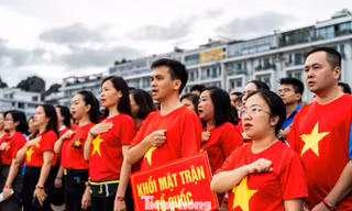 Một tỷ bước chân tiến vào kỷ nguyên mới: Đi bộ trên con đường gốm đỏ dài nhất Việt Nam