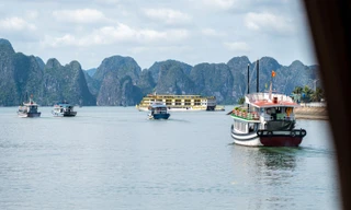 Du khách tấp nập đến vịnh Hạ Long 