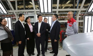 Bộ trưởng Bộ Công thương Nguyễn Hồng Diên lái thử xe do nhà máy sản xuất, lắp ráp. Ảnh: M.Đ.