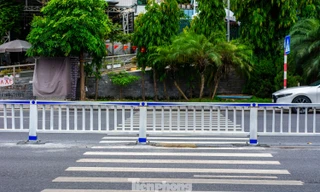 Kỳ lạ dựng hàng rào sắt giữa đường để làm dải phân cách ở Quảng Ninh