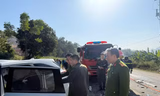 Chiếc xe Avanza bị biến dạng hoàn toàn phần đầu sau vụ va chạm. Ảnh: DVCC.