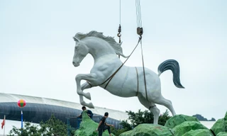 Linh vật 'Bát mã truy phong' xuất hiện bên vịnh Hạ Long