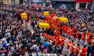 Dòng người đông nghịt xem lễ hội lớn nhất Lạng Sơn