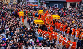 Dòng người đông nghịt xem lễ hội lớn nhất Lạng Sơn