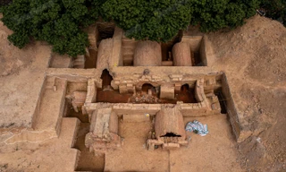 Bất ngờ phát hiện mộ cổ đồ sộ gần 2.000 năm tuổi ngay trong vườn nhà