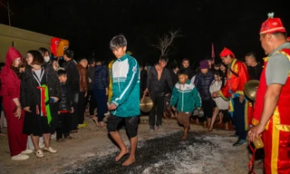 Độc đáo phong tục chân trần "lội than" cầu may mắn của người Sán Dìu