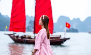 Người dân đua nhau check in ở vịnh Hạ Long