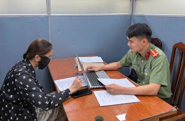 Lực lượng chức năng làm việc với chị T. 1000026506.jpg
