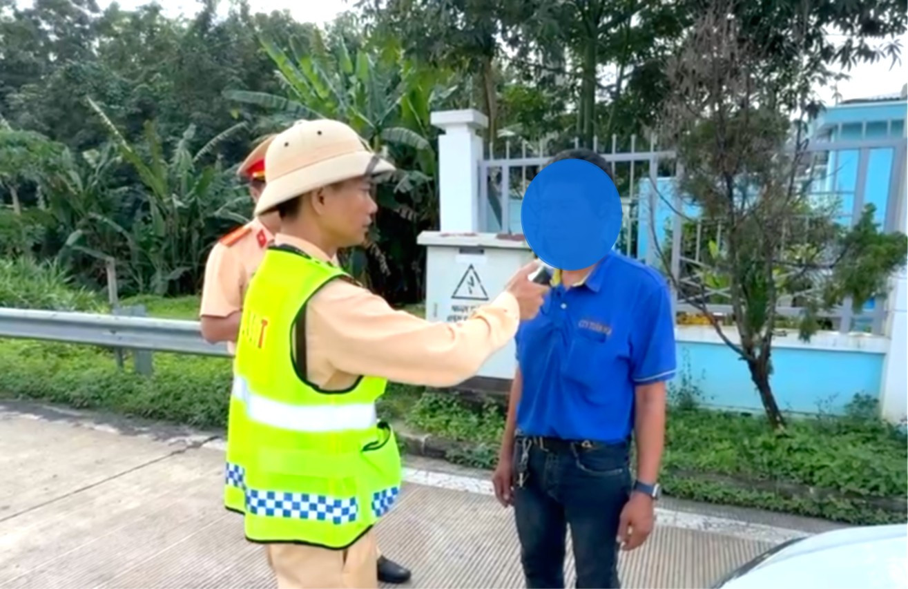 CSGT kiểm tra nồng độ cồn tài xế. anh-chup-man-hinh-2025-07-12-luc-151416-26.jpg