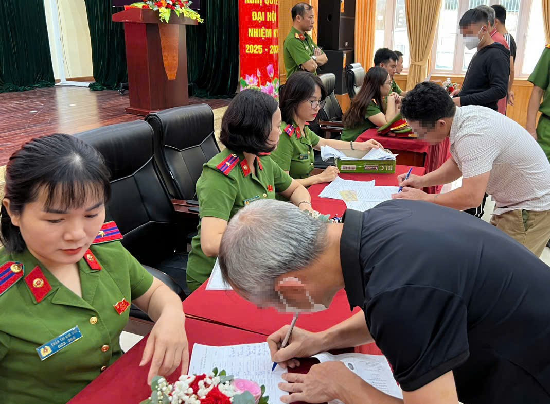 Các phạm nhân được đặc xá nhận căn cước, tiền. pham-nhan-1.jpg