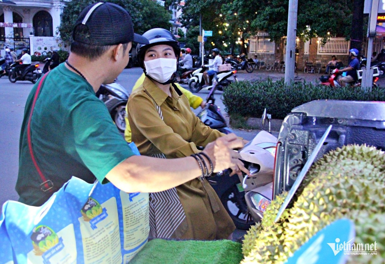 Các khách hàng đều được anh Ngọc tư vấn, mời ăn thử trước khi mua. Ảnh: Hà Nguyễn 6.jpg