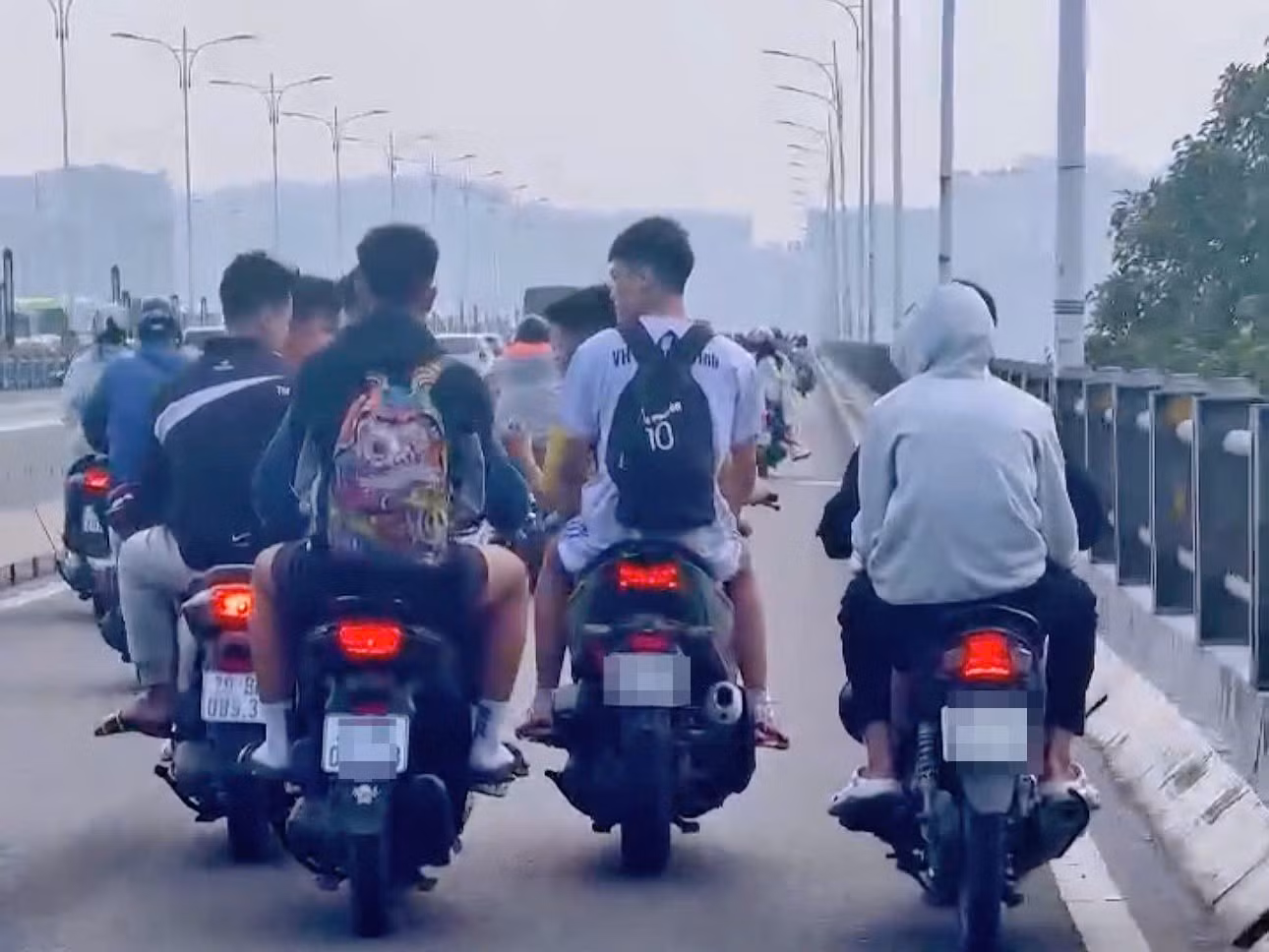 nhom-thanh-nien.jpg