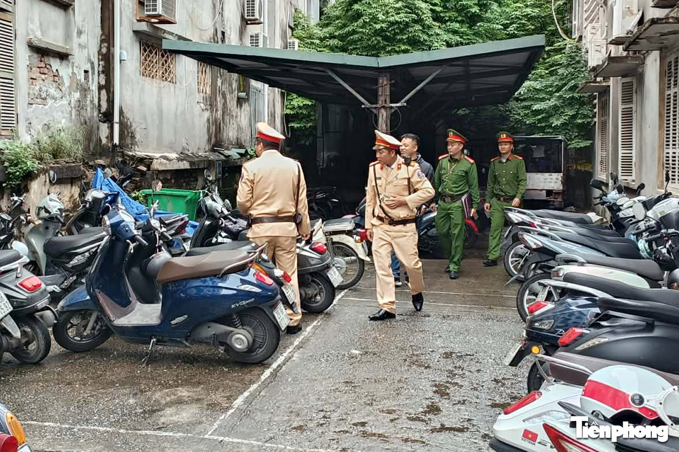 Lực lượng CSGT phối hợp với công an sở tại kiểm tra các bãi xe trong trường học. a5.jpg