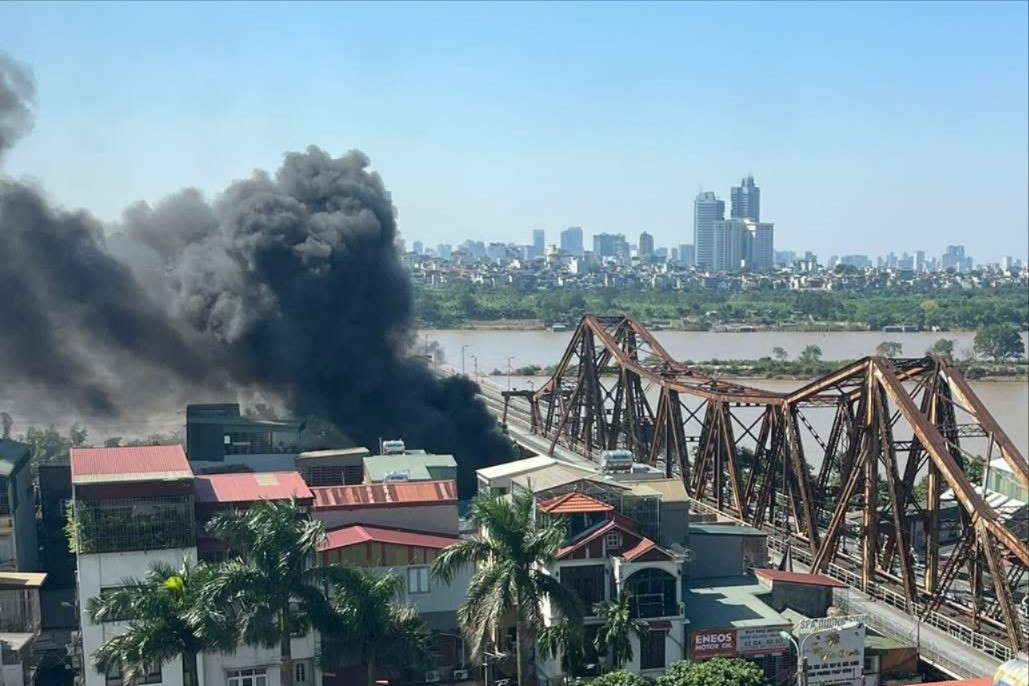 Cột khói đen bốc lên cạnh cầu Long Biên. chay-16-3864.jpg