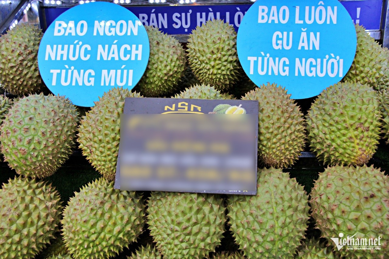 Những tấm bảng khiến người đi đường chú ý. Ảnh: Hà Nguyễn w-ban-hang-rong-5jpg-1646-9834.jpg