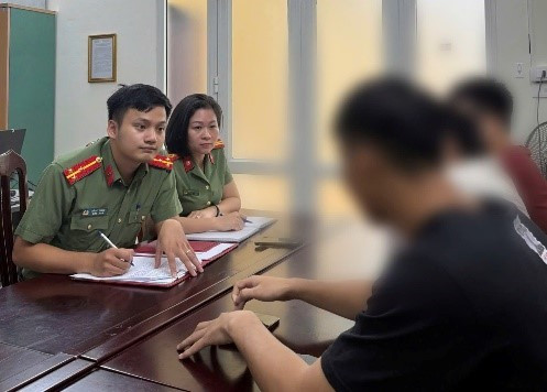 Công an làm việc với L.T.A lam-viec.jpg
