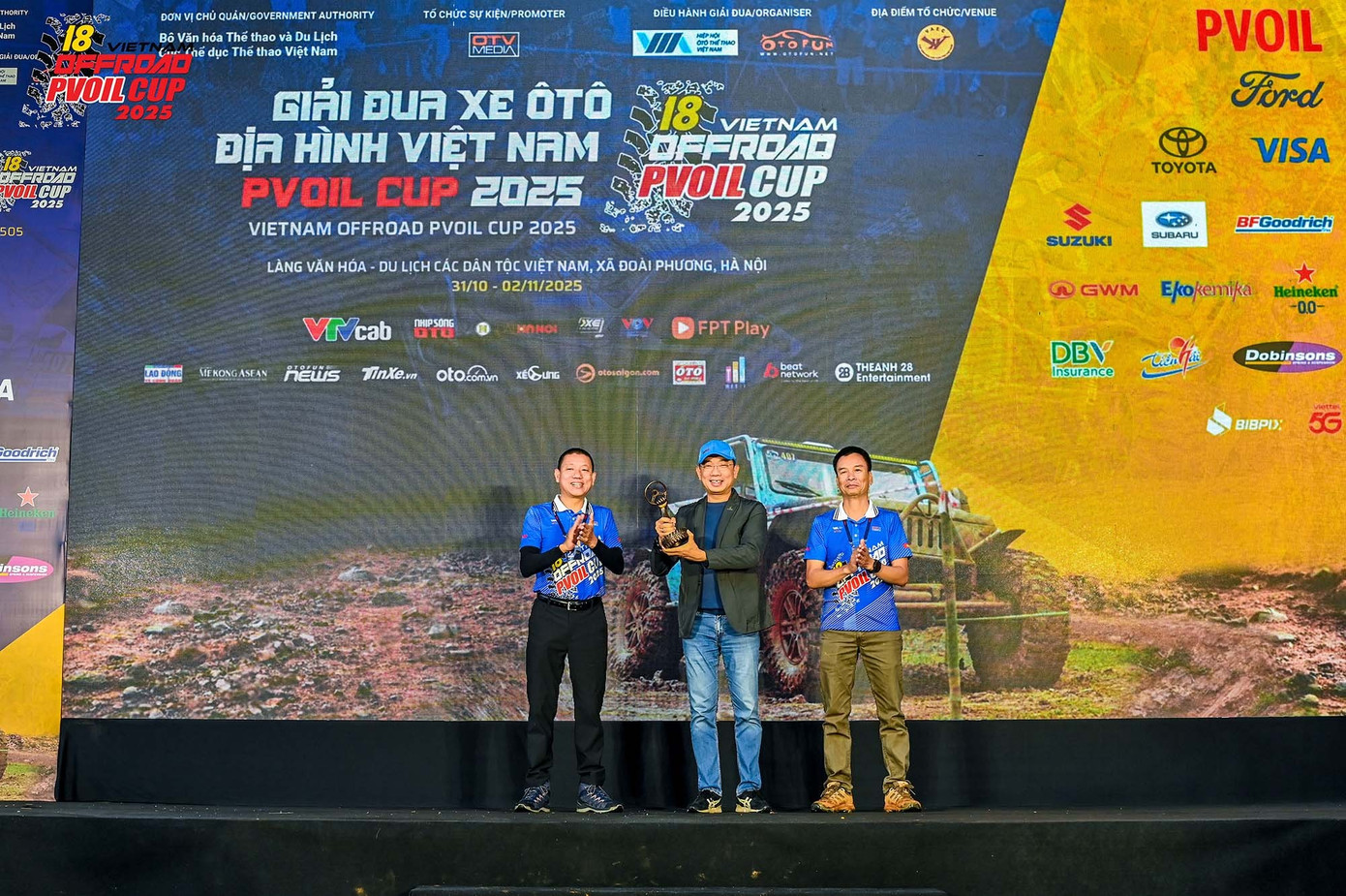 truong-ban-to-chuc-va-truong-ban-dieu-hanh-trao-tang-cup-ky-niem-10-nam-cho-ong-cao-hoai-duong-chu-tich-hoi-dong-quan-tri-tong-cong-ty-dau-viet-nam-ctcp-pvoil.jpg