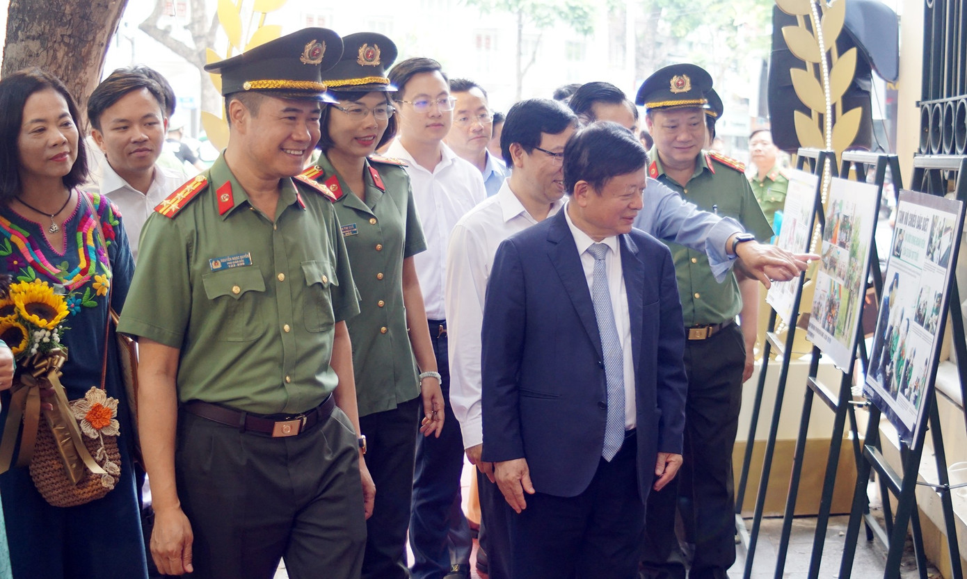 Đại biểu tham dự chương trình thăm quan triển lãm ảnh. trien-lam-anh-2.jpg