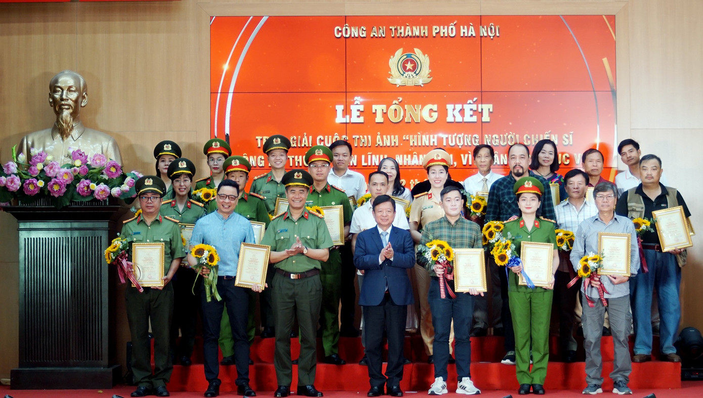 Ban Tổ chức trao giải cho các cá nhân tham gia cuộc thi. trien-lam-anh-4.jpg