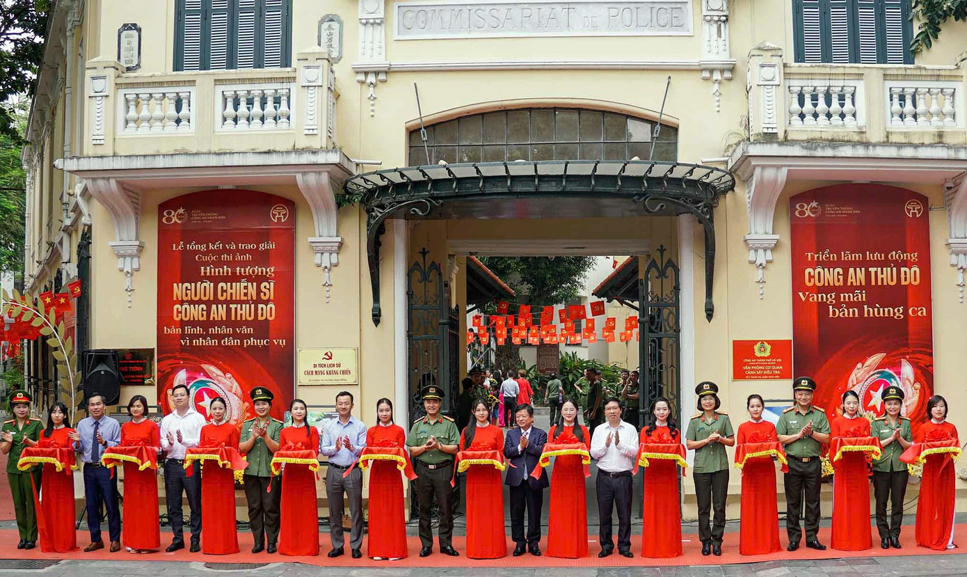 Lễ khai mạc triển lãm lưu động “80 năm Công an Thủ đô - Bản hùng ca vang mãi”. trien-lam-anh-6.jpg