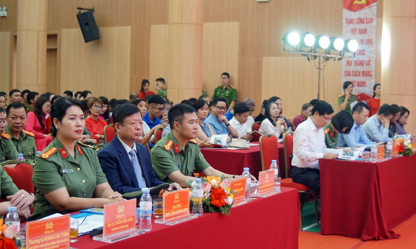 Đại biểu dự chương trình. trien-lam-anh-5.jpg