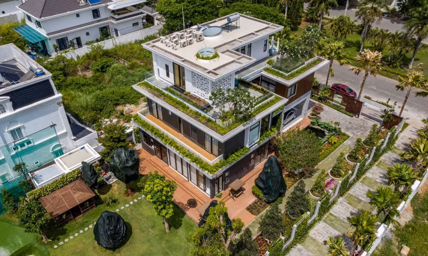 Biệt thự 1.800m² gây ấn tượng với hồ nước và loạt giải pháp tiết kiệm năng lượng