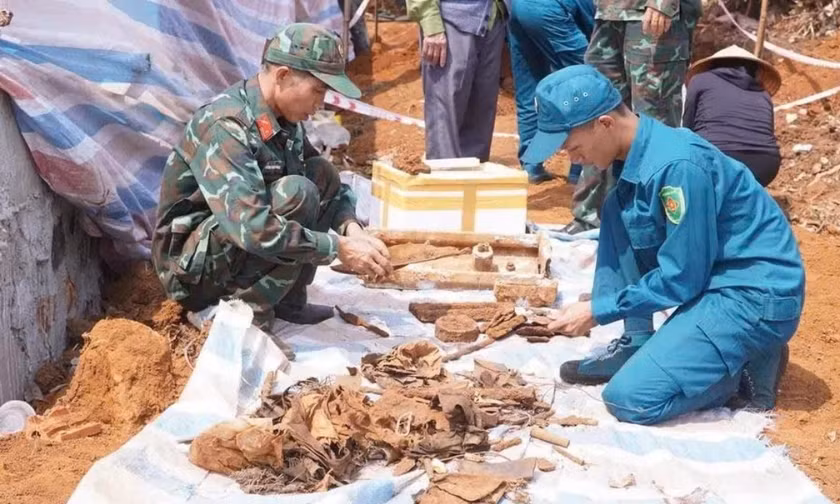 Phát hiện đầu đạn 105mm, phụ tùng xe tăng khi đào móng nhà