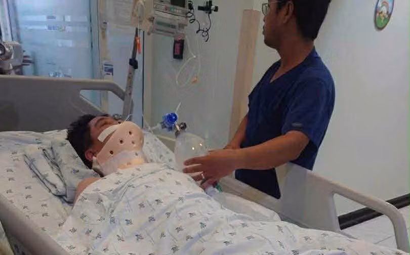 Hiện em H. đang cấp cứu tại Bệnh viện Nhi đồng TP.HCM.